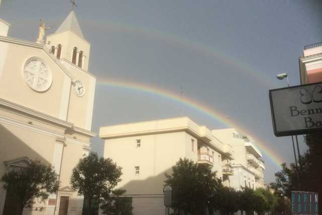 Bari, fenomeno raro: dopo l'acquazzone spunta un doppio arcobaleno